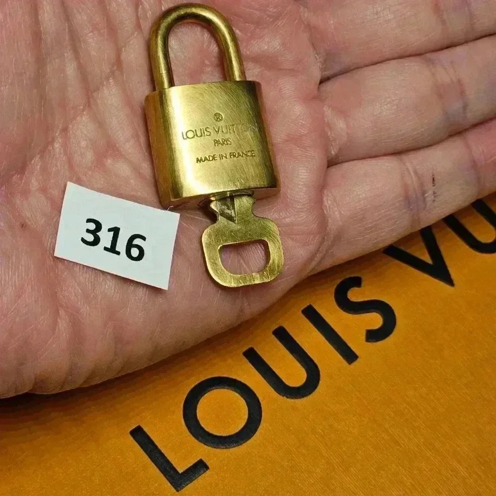 🔐 Louis Vuitton Padlock key set - Picture 3 of 8
